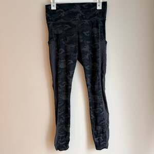 Fabletics On-The-Go PowerHold High-Waisted Camo Leggings with Mesh Pockets- Size